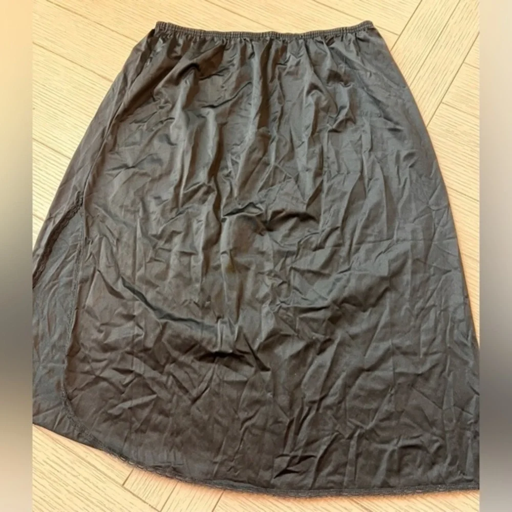 Vanity Fair vintage black side split w/ lace edge nylon slip. 26